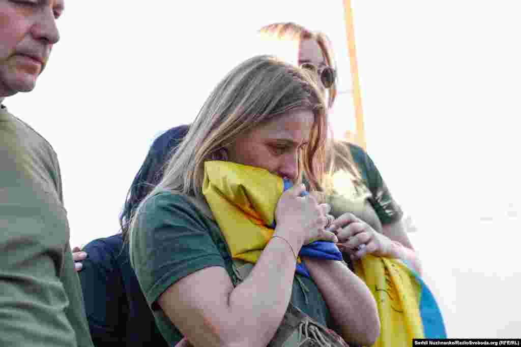 Жена Коновала Ольга (на фото) написала в Facebook'е: «Они были вместе с самого начала и вместе сделали последний вздох. Для них эта война закончилась»