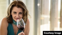 Diana Pavelescu are o experiență de peste 20 de ani în industria vitivinicolă și este consilier promovare la Oficiul Național al Viei și Produselor Vitivinicole.