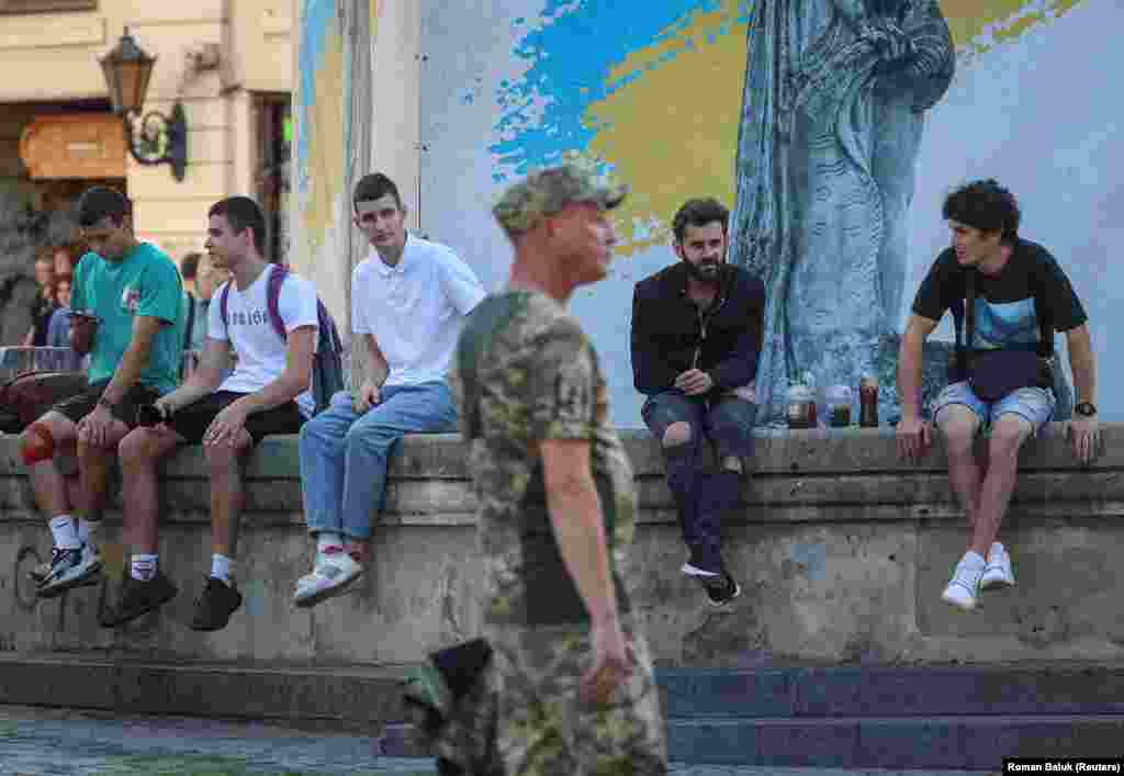 Закон про воєнний стан забороняє чоловікам віком від 18 до 60 років виїжджати з України. При цьому, наразі воюють переважно ті, хто пішов захищати країну у перші дні масштабного вторгнення Росії. «Середній вік бійців на фронті - понад 40. Я розумію бажання президента Зеленського зберегти молодь на майбутнє, але факт - Росія нишком мобілізує всю країну. Путін знає, що пауза дасть йому час для створення нової армії. Тому, як це зробила Британія в 1939-му і 1941-му роках, можливо, настав час переглянути підходи і масштаби мобілізації в Україні», – порадив ексміністр оборони Британії Бен Воллес президенту Зеленському. 