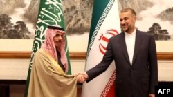 حسین امیرعبداللهیان (راست) در کنار همتای سعودی‌اش در چین