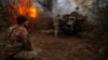Українські військові 126-ї окремої бригади територіальної оборони на позиціях, при виявленні цілей відкривають вогонь з гаубиці Д-30 по російських силах. Херсонська область, 12 березня 2024 року
