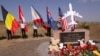 Un memorial la locul prăbușirii zborului 17 al Malaysia Airlines în regiunea Donețk –controlată de Rusia – din estul Ucrainei. (fotografie de arhivă)
