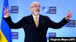 Міністр оборони України Олексій Резніков спілкується зі ЗМІ під час зустрічі міністрів оборони країн НАТО. Брюссель, 15 червня 2023 року