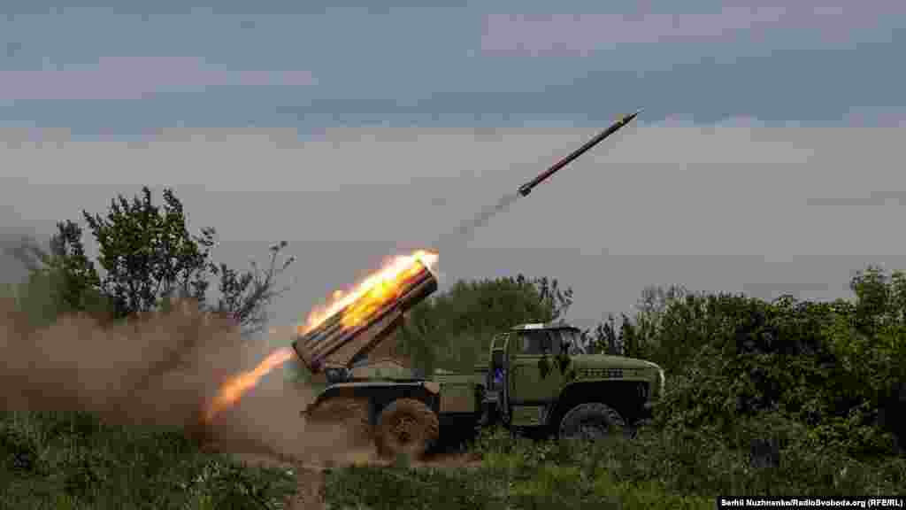 Бахмутський напрямок. Важкі бої. Реактивна артилерія 24 ОМБр імені короля Данила веде вогонь по скупченню російських військ. Бахмутський напрямок, травень 2023 року
