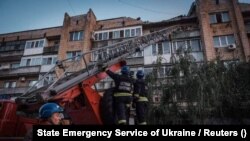 Украинанын Куралдуу күчтөрү бул соккуда бир ракета шаардын борборундагы беш кабаттуу үйгө тийгенин билдирген.