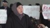 "Биз баскынчы эмеспиз". Талаштуу имараттын ондогон тургуну кайда барат? 