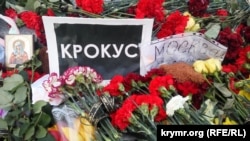 Импровизированный мемориал жертвам теракта в "Крокус Сити Холл" в Севастополе
