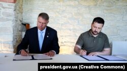 Președintele României, Klaus Iohannis și omologul său ucrainean, Volodimir Zelenski, la summitul de la Bulboaca, din Republica Moldova, la 35 de kilometri de Chișinău, în iunie anul acesta.