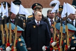 Президент Росії Володимир Путін під час параду на Красній площі у Москві 9 травня 2024 року