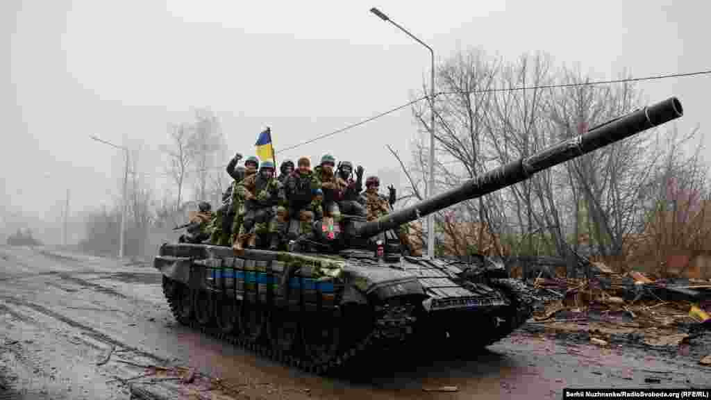 1 квітня 2022 року українські війська заходять у Нову Басань, що в Чернігівській області. ЗСУ з боєм звільняють цей населений пункт, в якому був розміщений штаб підрозділів армії РФ. На той момент там було велике скупчення російської техніки та військ. Фото від 2 квітня 2022 року