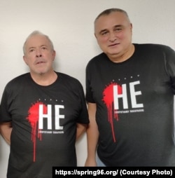 Андрэй Макарэвіч і юрыст кампаніі „Праваабаронцы супраць смяротнага пакараньня ў Беларусі“ Павал Левінаў