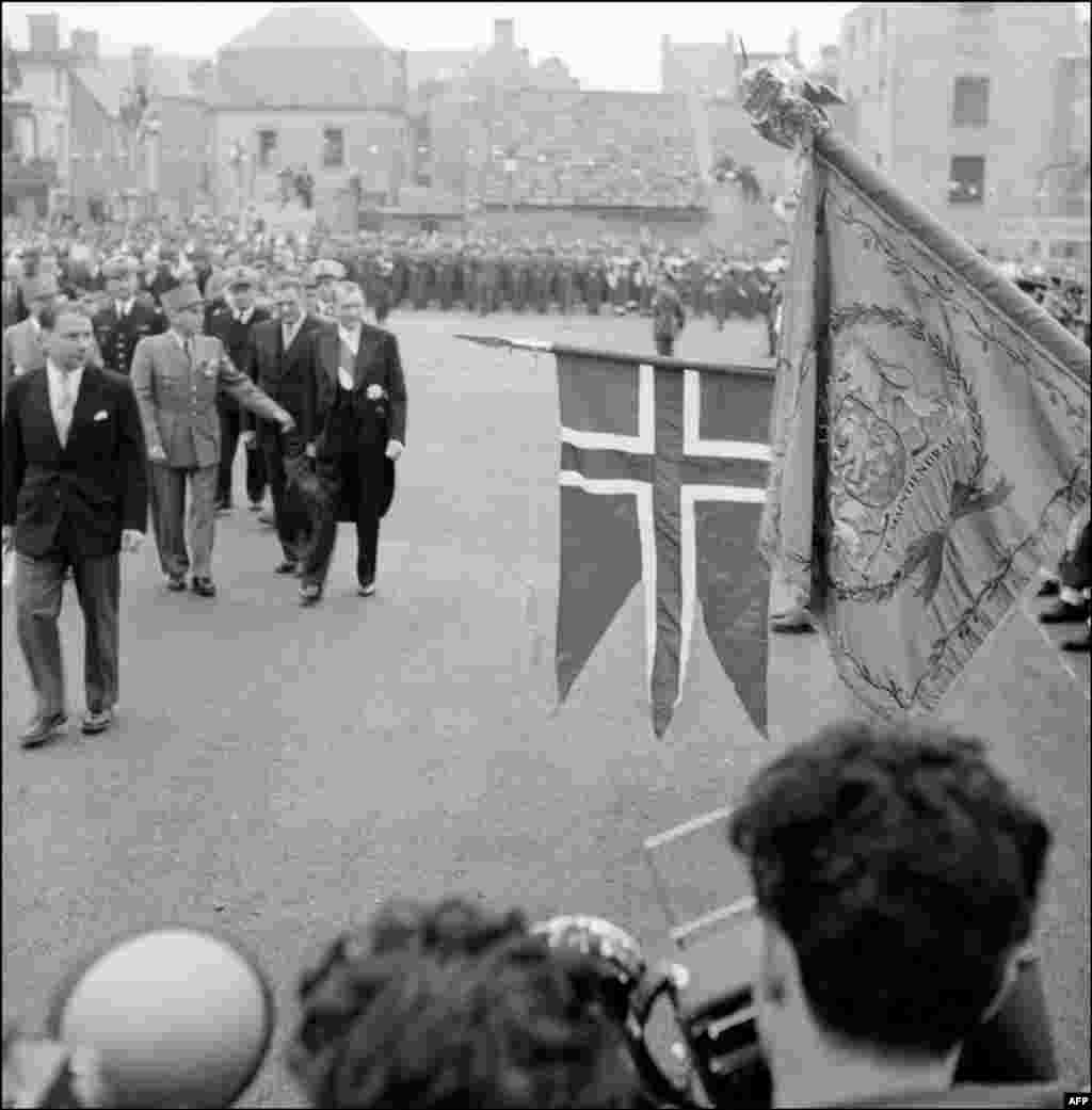 До 10-ї річниці &laquo;Дня Д&raquo; у 1954 році церемонія набула більш офіційного характеру. Президент Франції Рене Коті, уродженець Гавра, відкрив Музей висадки в Нормандії, перший музей, збудований на честь висадки союзників на французькому узбережжі