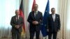 Зліва направо: канцлер Німеччини Олаф Шольц, президент Сербії Александар Вучич і віцепрезидент Європейської комісії Марош Шефчович зустрічаються в Белграді, 19 липня 2024 року