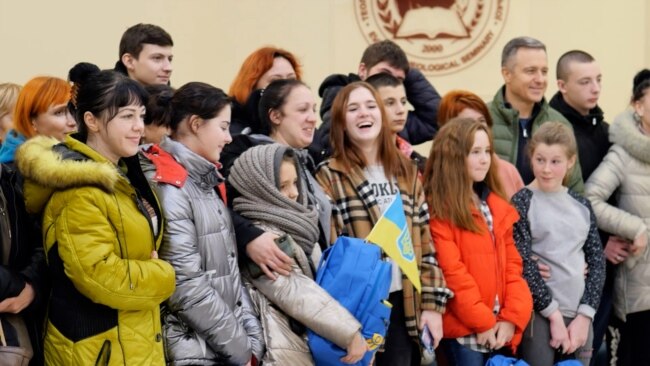 Copiii ucraineni duși de Rusia în Crimeea s-au reunit cu familiile lor