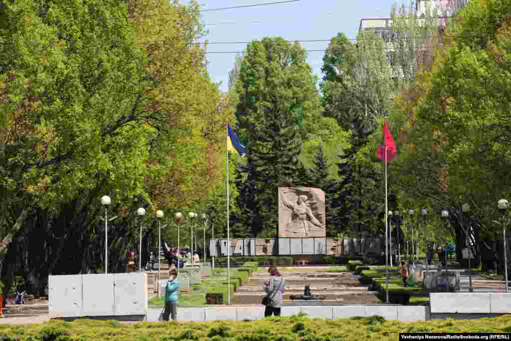 «Алея слави» у Запоріжжі з демонтованими табличками. Написи і символіку на них мають замінити відповідно до законів про декомунізацію.