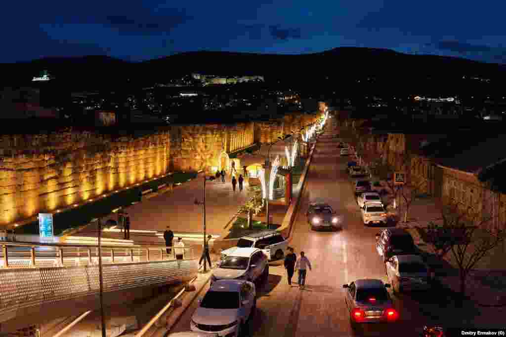 Դաղստանում գտնվող Դերբենտ ամրոցը: Հստակ չէ, կոնկրետ երբ են առաջին անգամ հրեաները ժամանել Դաղստան, սակայն 17-րդ դարում այնտեղ կային բավականաչափ հրեաներ, որպեսզի գերմանացի ճանապարհորդը նկատի, որ &laquo;Դերբենտ քաղաքում քրիստոնյաներ չկան, ինչպես ասում են որոշ գրողներ, այստեղ միայն [մահմեդականներ] և հրեաներ են ապրում&hellip;&raquo;:
