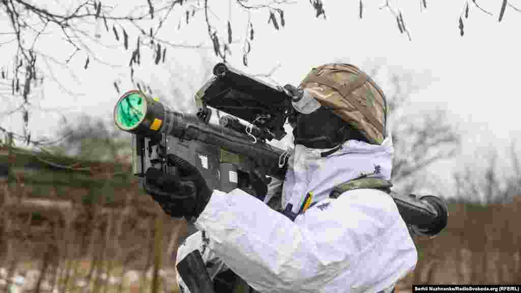 Український військовий тримає ПЗРК Stinger під час спільних навчань Збройних сил, Нацгвардії та СБУ біля кордону з Білоруссю