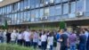 Protest pred zgradom Opštine Novi Beograd, Srbija, 4. jun 2024. 