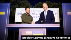 Президент України Володимир Зеленський і президент США Джо Байден (праворуч). Італія, 13 червня 2024 року