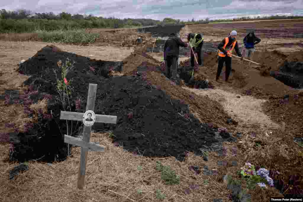 У Харкові тим часом триває ідентифікація інших загиблих. Процес ускладнює те, що тіла жертв російської ракетної атаки сильно понівечені.&nbsp;Криміналісти та слідчі працюють із фрагментами та зіставляють їх зі зразками ДНК родичів. Опізнати вдалось 53 тіла. Ще п&rsquo;ятеро людей вважаються зниклими безвісти &nbsp;