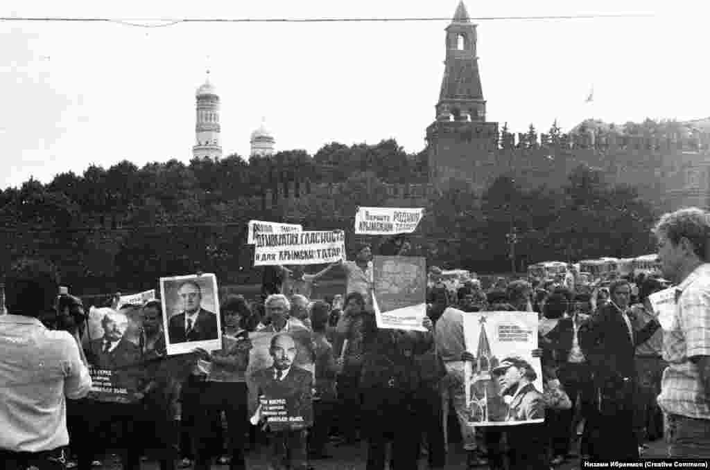 Протест чарасында катнашучылар