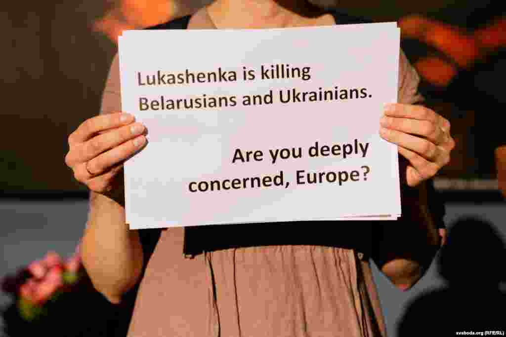 «Лукашэнка забівае беларусаў і ўкраінцаў. Вы глыбока занепакоеныя, Эўропа?», — надпіс на плякаце.