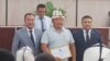  Икрамжан Илмиянов ортодо. Оңдо Лейлек районун акими Алмазбек Рахманкулов, солдо Баткен облус жетекчисинин орун басары Тимур Мадыяров. Социалдык тармакка тараган сүрөт