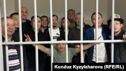 Кемпир-Абад иши боюнча тергөө абагындагы мөөнөтү 20-июнга чейин узартылгандар. Сүрөт 17-апрелде тартылган. Бишкектин Биринчи май райондук соту. 2023-жыл. 