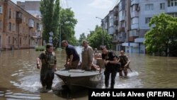 La Herson, o dată la 15 minute sosește câte o barcă cu cei refugiați din calea inundațiilor.
