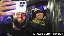 Житель Ростова-на-Дону фотографируется в Пригожиным после мятежа, который устроил глава ЧВК "Вагнер"