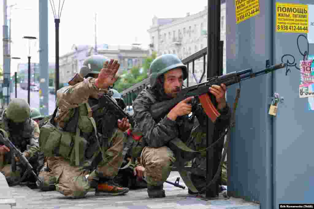 Озброєні люди в центрі Ростова-на-Дону. Мер Москви Сергій Собянін 24 червня закликав до антитерористичних заходів у російській столиці 
