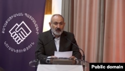 Վարչապետը հանդիպում է կուսակիցների հետ