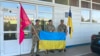 Троє українських військовослужбовців, які потрапили до Угорщини без згоди Києва, на угорсько-українському кордоні на шляху до повернення в Україну. 20 червня 2023 року