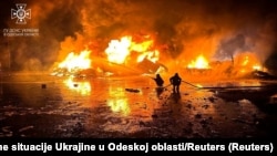 Patru civili au fost răniți în orașul-port Odesa de la Marea Neagră, în urma unui atac cu rachete peste noapte, care a lovit clădiri rezidențiale și un hambar.