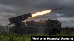 Українські артилеристи ведуть вогонь з реактивної системи залпового вогню «Вампір» по позиціях російських військ. Неподалік від міста Авдіївки на Донеччині, 31 травня 2023