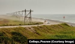 Дорога вздовж узбережжя Охотського моря до Запоріжжя часто засипана снігом або розмита сильними штормами