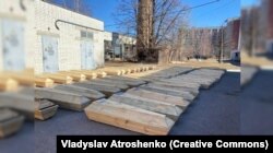 Труни із загиблими під час блокади Чернігова, фото: Владислав Атрошенко