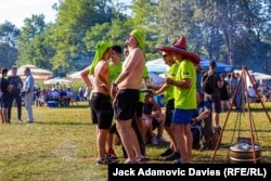 Una dintre echipele înscrise la festival ia o pauză de la pregătitul gulașului.