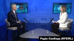 Єнс Столтенберґ під час інтерв’ю з кореспонденткою Радіо Свобода Зоряною Степаненко