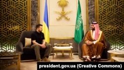 Президент України Володимир Зеленський і спадкоємний принц, прем’єр-міністр Саудівської Аравії Мухаммед бін Салман аль Сауд. Джидда, Саудівська Аравія, 12 червня 2024 року
