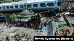Cel mai recent val de lovituri aeriene a venit la o zi după ce Rusia a lansat un atac cu rachete asupra orașului din sudul Dnipro, rănind șapte persoane, când Ucraina marca Ziua Independenței.