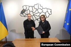 Vălean și Kubrakov la semnarea acordului care leagă Ucraina de programul Conectarea Europei. Liov, 6 iunie.