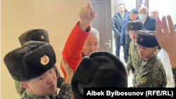Адахан Мадумаровду Бишкектин Биринчи Май райондук сотуна алып келген учур. 1-февраль, 2024-жыл.