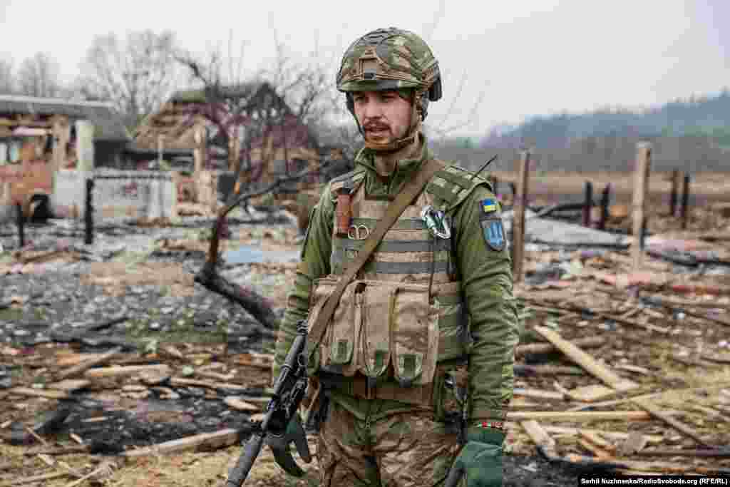 Спалені російськими військами житлові будинки у селі Тетерівське Київської області, березень 2022 року / На фото праворуч від березня 2024 року стоїть модульний будинок