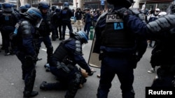 Francezii au ieșit din nou în stradă să protesteze împotriva reformei pensiilor preşedintelui Macron, care vrea să crească vârsta de pensionare la 64 de ani. 
