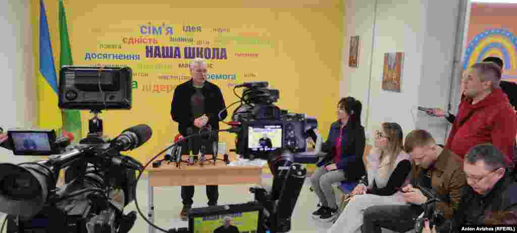 Про підземну школу журналістам розповів міський голова Харкова Ігор Терехов. Будівництво навчального закладу коштувало міському бюджету 58,8 млн грн