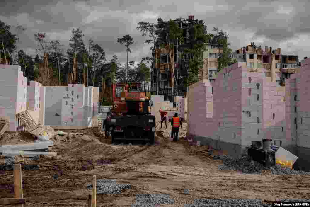 Muncitorii construiesc case noi în Irpin. 