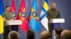 Президент України Володимир Зеленський під час представлення новопризначеного міністра оборони Рустема Умєрова (праворуч) керівництву Міноборони України, Генштабу ЗСУ та керівникам відповідних підрозділів. Київ, 7 вересня 2023 року