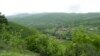 Pogled na selo Mekiniće na severu Kosova, gde su neke parcele izuzete od eksproprijacije, fotografija iz 2023. godine