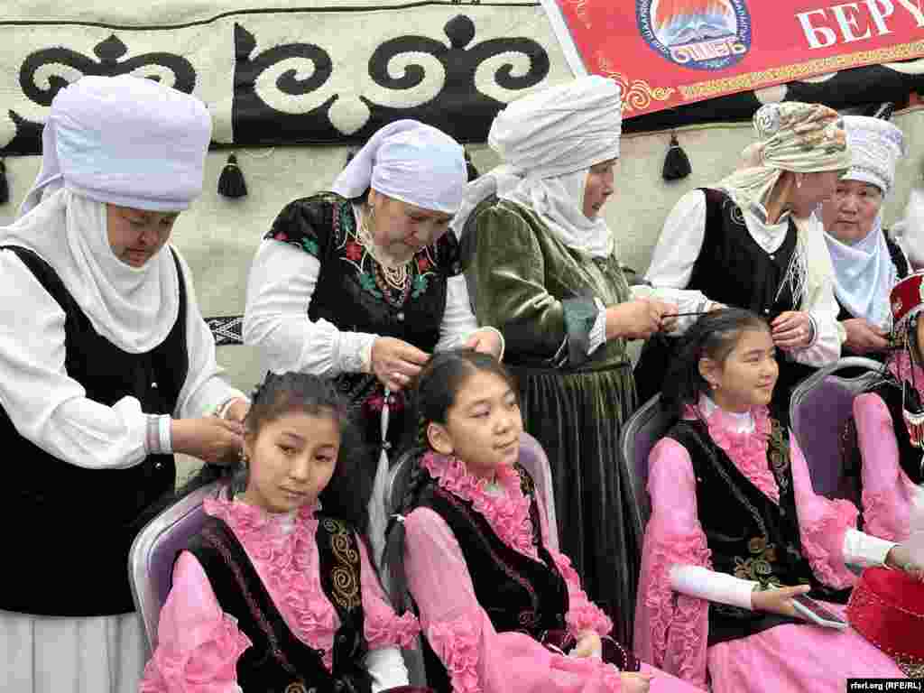 Оштогу майрамдан бир сүртүм. Кыргыздын чач өрүү салтын көргөзүп жаткандар, 